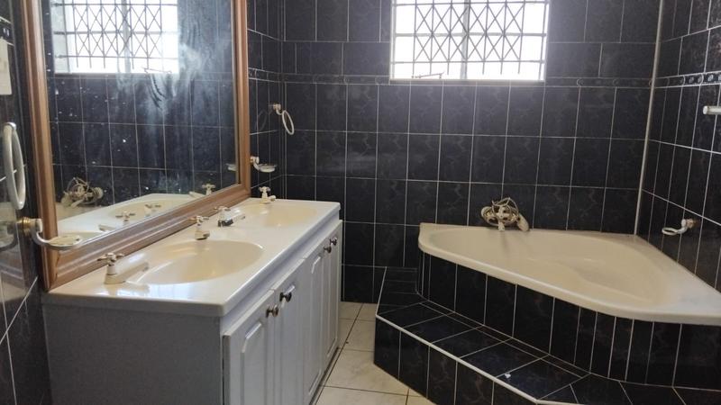 To Let 4 Bedroom Property for Rent in Southernwood Eastern Cape